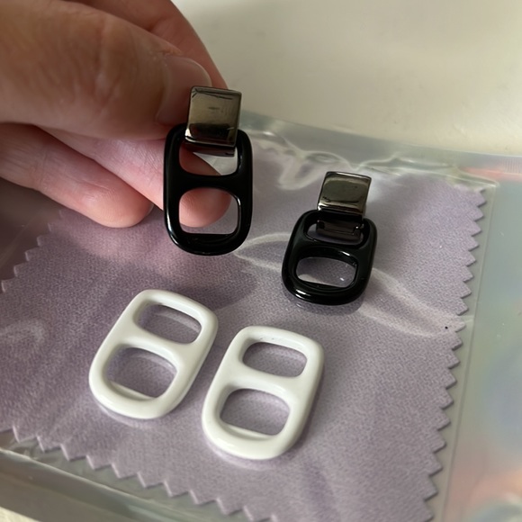 Bottle cap earrings w/ black Hardware huggie earrings White & black bottle caps - Picture 3 of 4